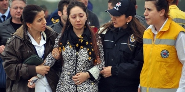 Astsubay a�eren e�ine meyve al�rken vurulmu�