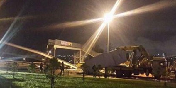 İstanbul'da üst geçide vinç çarptı