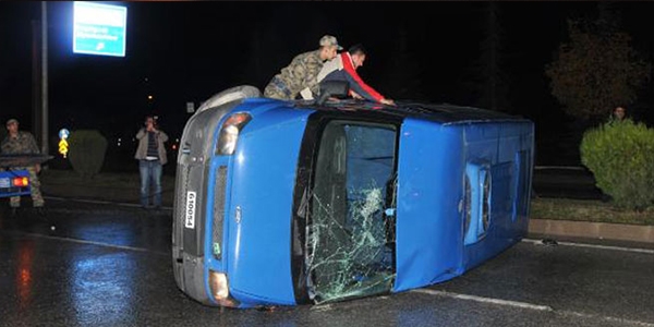 Askeri ara� devrildi: 2 yaral�