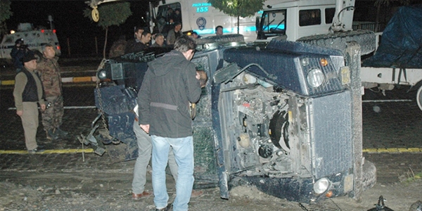 Z�rhl� ara� devrildi: 6 polis yaral�