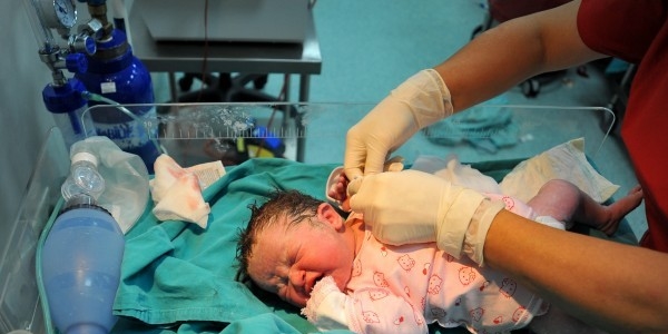 Bebek ölümleri 8 yılda yarı yarıya azaldı