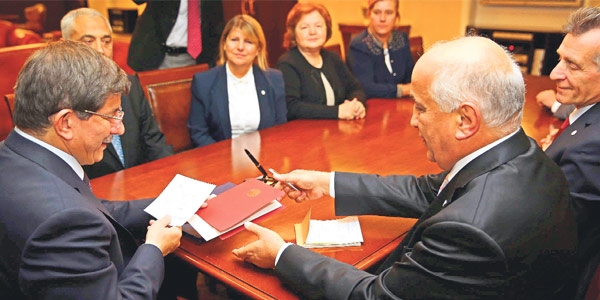 Başbakan Davutoğlu kan verdi