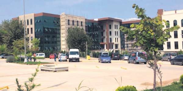 Vali, arsa tahsis ettiği üniversitenin başına geçti