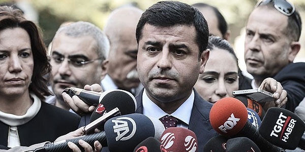 Uçakta Demirtaş'a tepki: Katil, senin yüzünden oğlum yaralandı