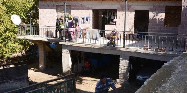Acılı ailelere yakacak ve para yardımı