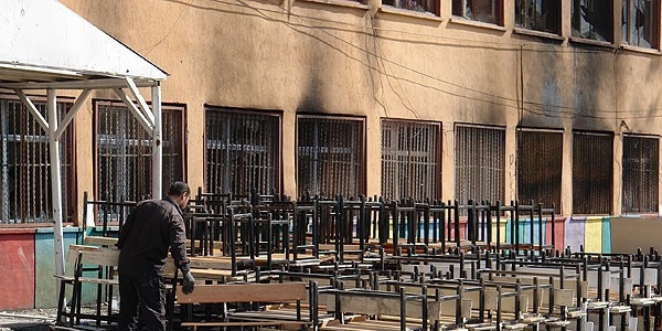 �zinsiz g�sterilerde 300 okul zarar g�rd�