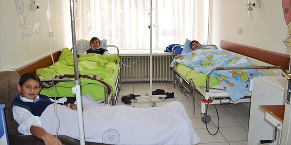 14 lise öğrencisi yemekten zehirlendi