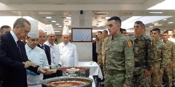 Erdoğan Mehmetçiğe aşure dağıttı