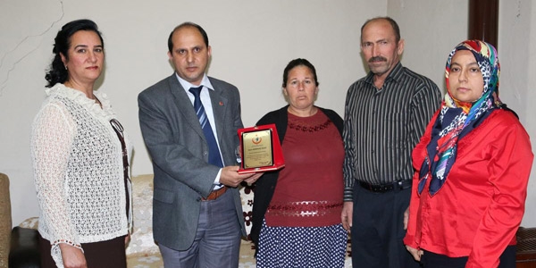Devletten, kızının organlarını bağışlayan aileye plaket
