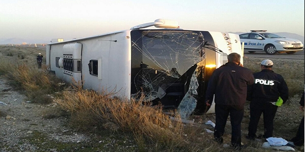 Yolcu otobüsü şarampole devrildi: 36 yaralı