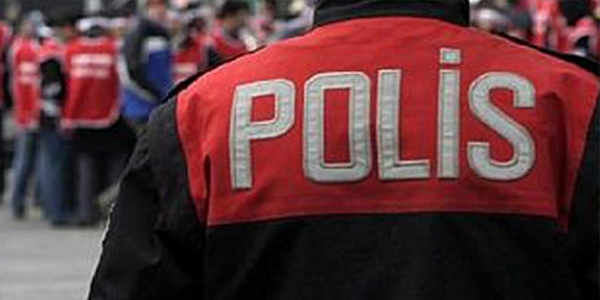 Polis saygı duruşunu eylem zannedince...