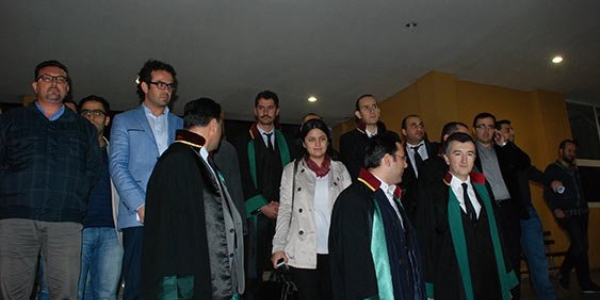 G�zalt�na al�nan 11 polis serbest b�rak�ld�