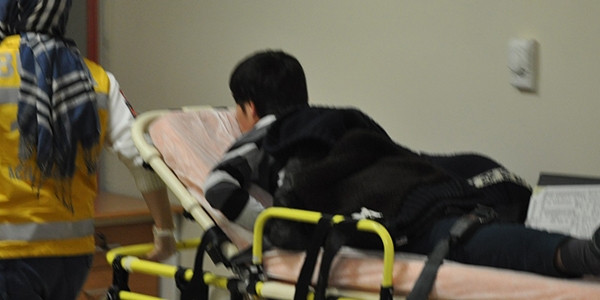 Liseli genci s�rt�ndan b��aklad�lar