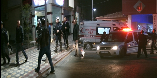 �niversiteli gruba, kar��t g�r��l� grup sald�r�p ka�t�