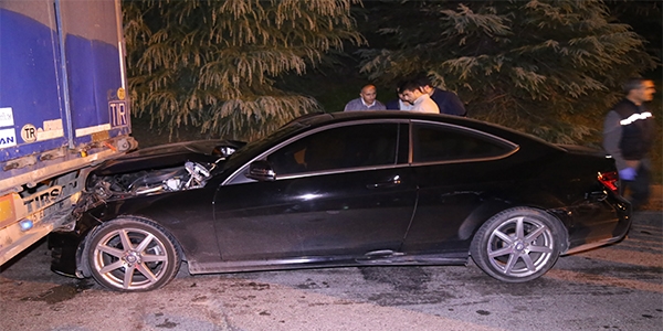 �ald�klar� otomobille polis arac� ve t�r'a �arpt�lar