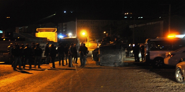 Zrhl polis arac devrildi: 2 yaral
