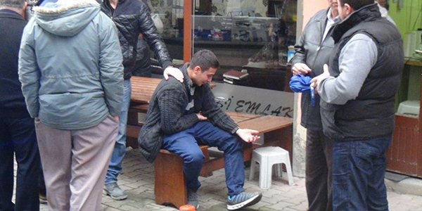 Asker, izin alabilmek için kendisini bıçakladı