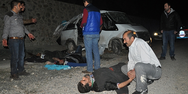 İşçi servisi devrildi: 3'ü ağır 12 yaralı