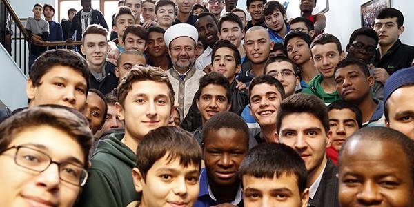'Dünyayı aydınlatacak İslam alimleri yetiştirmeliyiz'