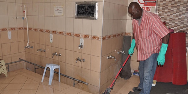 Gineli profesr 5 yldr tuvalet temizliyor