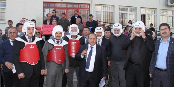Öğretmenlerden 'kasklı' protesto
