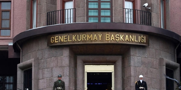 '2 okulun sandalye ve s�ralar� yak�ld�'