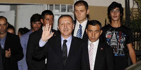 Paralel polis b�cek almak i�in Danimarka'ya gitmi�