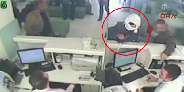 Sivil polis, banka soygununu böyle engelledi/ Video