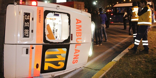 Ambulansla minibüs çarpıştı: 5 yaralı