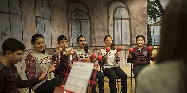 Öğretmenin azmi işitme engellilere orkestra kurdurdu