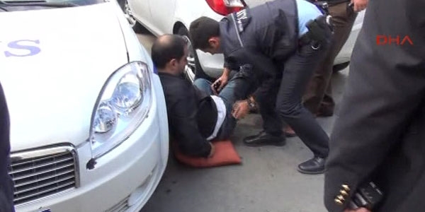 Adliye karşısında bıçaklı saldırıya uğradı