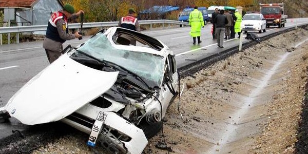 Emniyet kemeri tokas� kullanan iki ki�i kazada �ld�!