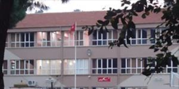 Trafo patladı, okul tatil edildi
