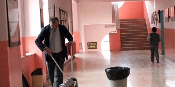Hizmetliydi öğretmen oldu
