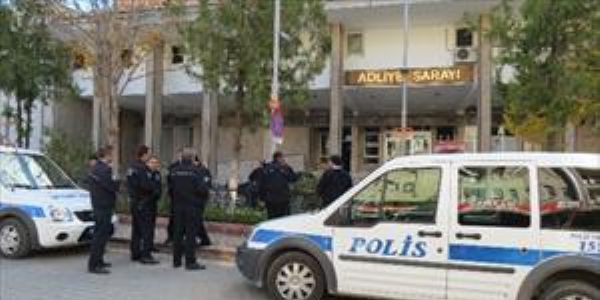 Silahlı saldırganlara adliye önünde saldırı