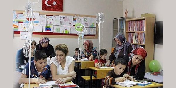 Derse serum şişeleriyle giriyorlar