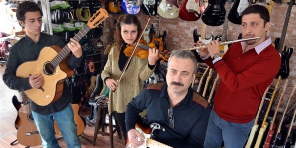 Ailecek müzik öğretmenliği yapıyorlar