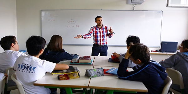 Depremde sığındığı okula öğretmen oldu