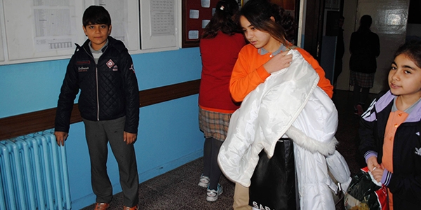 Kalorifer yanmayan okulda paltoyla eğitim