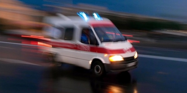 Polisleri taşıyan otobüs kamyonetle çarptı: 8 yaralı