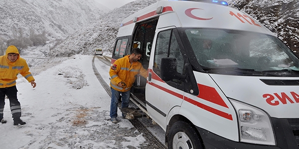 Öğrenciler karlı yolda mahsur kaldı