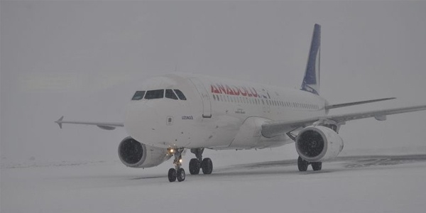 Van'da kar yağışı hava ulaşımını vurdu!