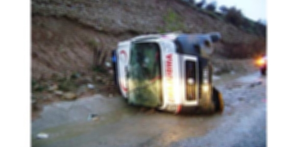 Ambulans kaza yaptı: 3 yaralı