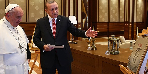 Erdoğan Papa'ya Fatih'in fermanını hediye etti