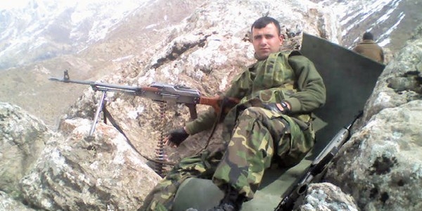 İki bacağı olmayan gaziye tek bacak için protez