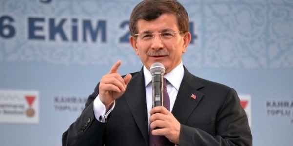 Davutoğlu: Hiçbir devlet memuru el öptürmeyecek