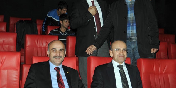 Maliye Bakanı, Batman'da, Açlık Oyunları filmini izledi