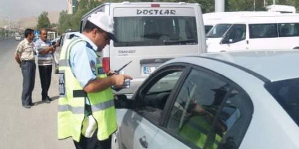 Trafik polisine park cezası kesildi