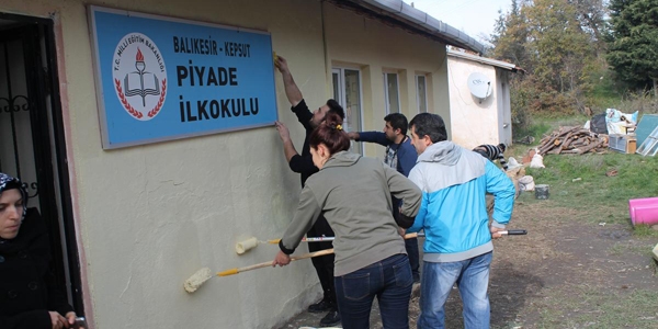 Üniversite öğrencileri ilkokulu boyadı