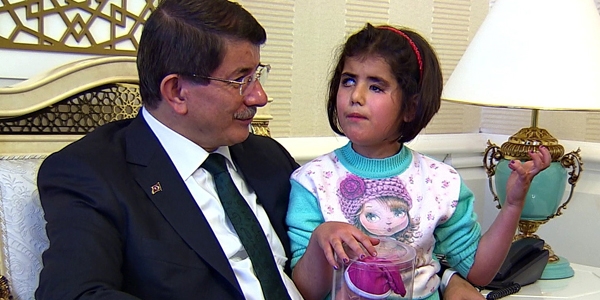 Davutoğlu'ndan görme engelli miniğe ilginç teklif